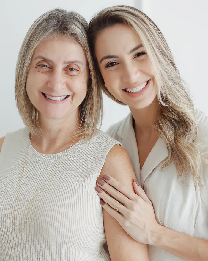 Viviane e Mariana Adelar, mãe e filha, coautoras do livro